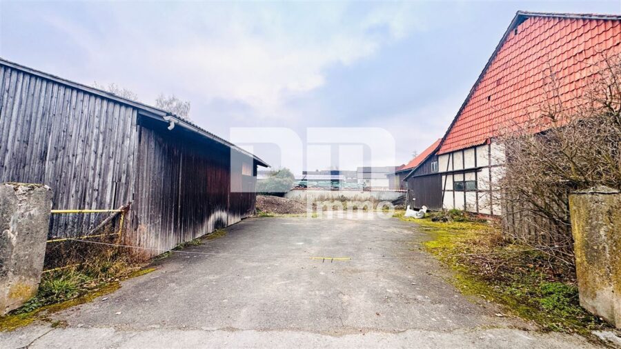 Wohn / Gewerbe Ensemble mit Wohnhaus, Stallgebäude, großer Scheune sowie Nebengebäude - Scheune / Nebengebäude / Zufahrt 2